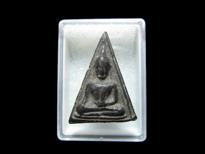 พระนางพญาหลวงพ่อจง เนื้อผงใบลาน ด้านหลังเป็นยันต์อุนาโลม. เริ่ม20บาท/RR.96