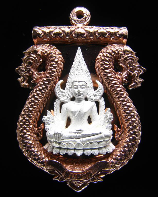 **เสมาฉลุ พระพุทธชินราช หลวงปู่แขก ปภาโส วัดสุนทรประดิษฐ์ เนื้อนวะหน้าเงิน 2 หน้า เลข 115 เคาะเดียว