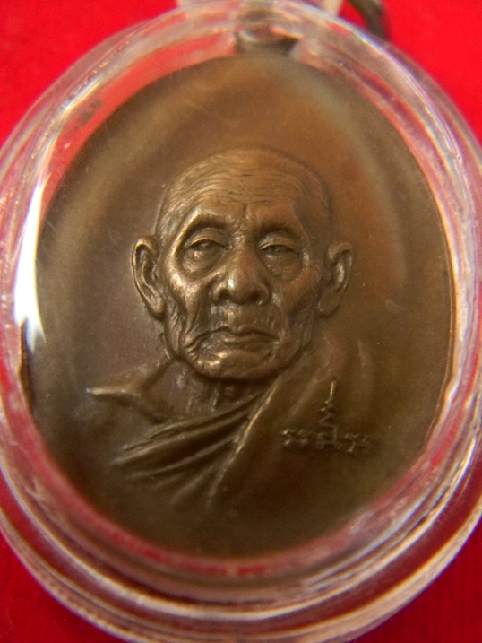 @ เหรียญหน้าแก่ @ หลวงปู่สี วัดเขาถ้ำบุญนาค ( เนื้อทองแดง ) ปี2519 พระเลี่ยมพลาสติกพร้อมใช้ครับ
