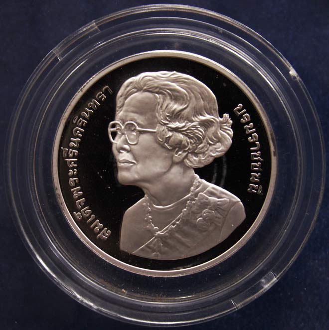 สวยมาก...เหรียญเงิน 20 บาท...ขัดเงา สมเด็จย่า 100 ปี วันคล้ายวันพระราชสมภพ พ.ศ. 2543 พร้อมซอง+ใบแนบเ