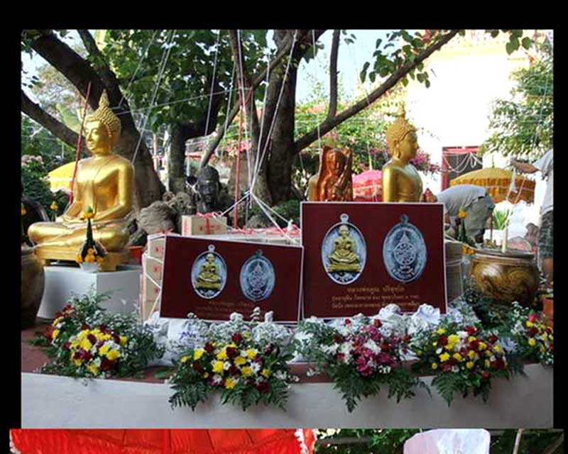 หลวงพ่อคูณ อายุยืน เนื้อเงิน โค๊ต 1458 พร้อมกล่องเดิม