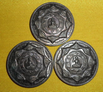 จตุคามรุ่นเทิดพระเกียรติ..เหรียญ ขนาด 3.2 cm.เนื้อทองขาว จำนวน 3 เหรียญ โค๊ดเบอร์ ชัดเจนที่ด้านหลัง