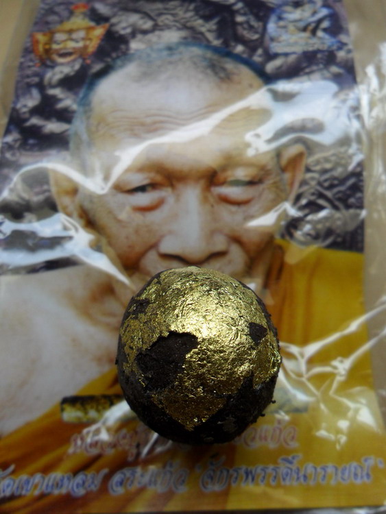 ลูกอมมหาเสน่ห์ (พระลักษณ์หน้าทอง) หลวงปู่กาหลง เขี้ยวแก้ว รุ่น 2 ติดจีวร