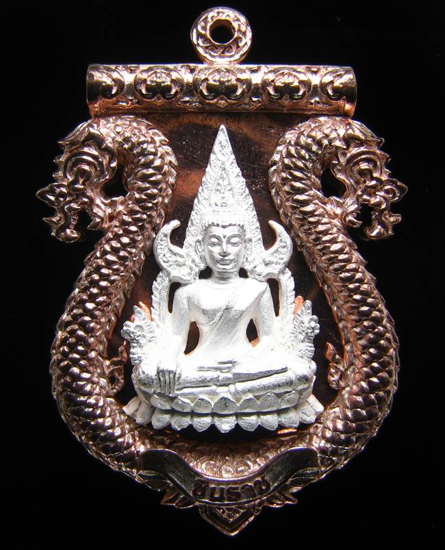 **เสมาฉลุ พระพุทธชินราช หลวงปู่แขก ปภาโส วัดสุนทรประดิษฐ์ เนื้อนวะหน้าเงิน 2 หน้า เลข 404 เคาะเดียว