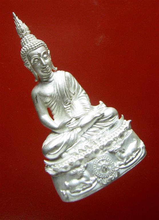 ..พระกริ่ง นฤมิตรโชค หลวงพ่อจรัญ " เนื้อเงิน " พร้อมกล่องเดิม...............K 708
