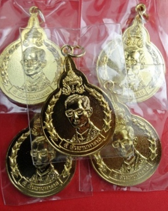 เหรียญ 5 ธันวามหาราชฉลองสิริราชสมบัติครบ 50 ปี จัดยกชุด 5 เหรียญครับ
