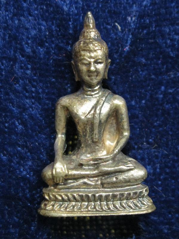 พระชัยวัฒน์ศักดิ์สิทธิ์ รุ่นแร กเจริญดี ปี36 เนื้อเงิน หลว งป ู่คำพันธ์ เนื้อเงิน กล่องเดิม เลข..372