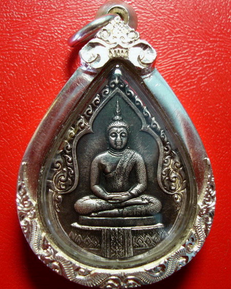 *เหรียญพระแก้วมรกต ปี 2525 เนื้อเงิน บล็อคนิยมพร้อมเลี่ยมเงินยกซุ้มค่ะ*