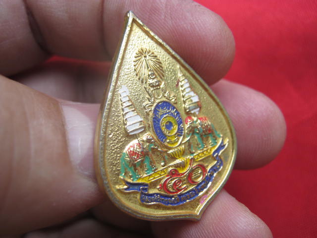 กลัดฉลองสิริราชสมบัติครบ 50 ปี พ.ศ. 2539 กะไหล่ทองลงยาห้าสี สวยครับ