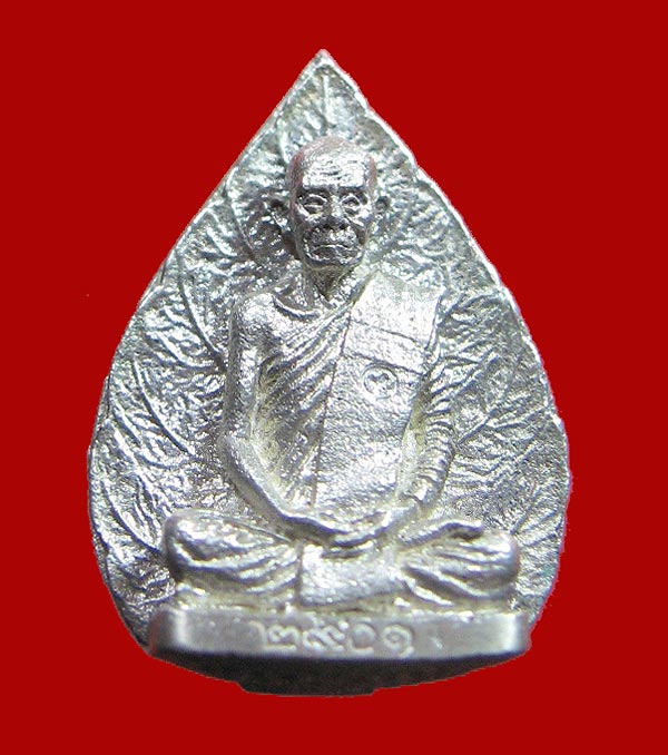 รูปเหมือนใบโพธิ์เนื้อเงิน หลวงพ่อพุธ รุ่น 6 รอบ ปี2536หมายเลข2901 พร้อมกล่องเดิม