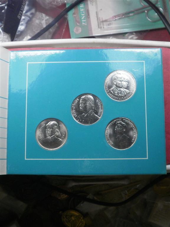 สมุดชุดเหรียญกระษาปณ์ที่ระลึก 10 บาท (นิเกิล) ทั้งหมด 12 เหรียญตั้งแต่ปี 2520-2528 สภาพสวยเยี่ยม