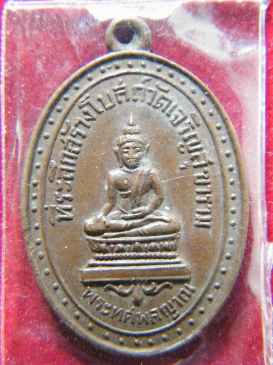 พระทศพลญาน ที่ระลึกสร้างโบสถ์วัดเจริญสุขาราม ด้านหลังพระอธิการแง (โกศล)
