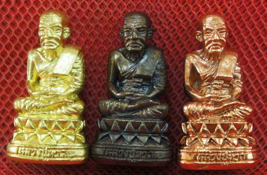 หลวงปู่ทวด พิมพ์บัวรอบ 3 องค์ เนื้อเปียกทอง เนื้อนวะ เนื้อสตางค์เเดง วัดในหาน อ.นอง อ.ทอง อ.สุภา ร่ว