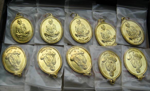 จัดหนัก!!! 10 เหรียญ เหรียญไข่ เทพประทานพร เนื้อทองเหลือง สวยๆเดิมๆไม่แตก ไม่ราน เหลืองดั่งทองสวยๆ