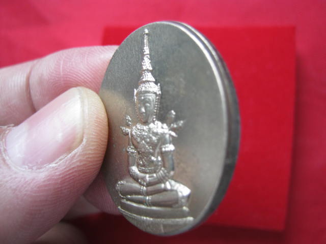 เหรียญพระพุทธมหามณีรัตนปฏิมากร วัดพระศรีรัตนศาสดาราม เนื้อนิเกิล สวยมากน่าบูชา