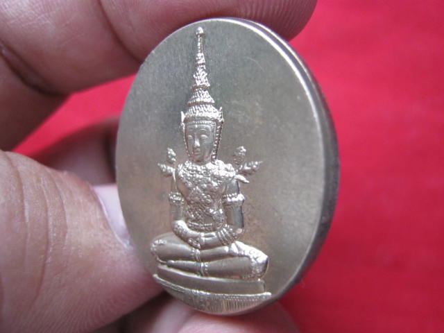 เหรียญพระพุทธมหามณีรัตนปฏิมากร วัดพระศรีรัตนศาสดาราม เนื้อนิเกิล สวยมากน่าบูชา