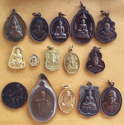 พระ 50 องค์ เหมาไปออกต่อได้เลยราคาไม่ถึง 10 บาทครับ  ....B337