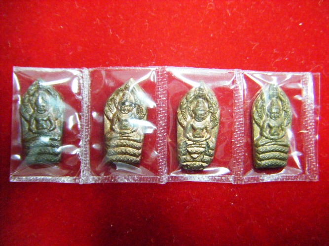 หลวงปู่ปัน วัดแม่ยะ จ.ตาก พระปรกใบมะขามรุ่นแรก เนื้อทองแดง 4 องค์ ราคาเบาๆ