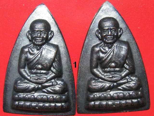 หลวงปู่ทวด กลีบบัว พิมพ์ลึกหน้าแก่ ร.ศ.200 จัดสร้าง ปี2525 .....2 องค์...(1 )..ครับ