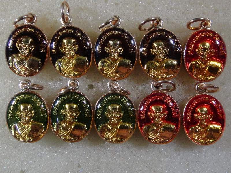เม็ดแตงหลวงปู่ทวด พิมพ์นิยม 5 ซาย ลงยาสีแดง.สีเเขียว.สีม่าง เคลือบเลซิ่น ปี2522