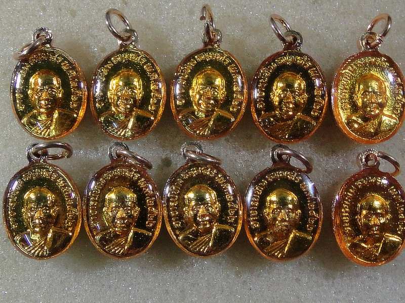 เม็ดแตงหลวงปู่ทวด พิมพ์นิยม 5 ซาย ลงยาสีแดง.สีเเขียว.สีม่าง เคลือบเลซิ่น ปี2522
