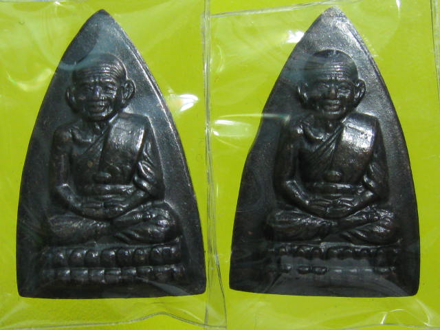 หลวงปู่ทวด กลีบบัว พิมพ์ลึกหน้าแก่ ร.ศ.200 ปี2525 เคาะเดียว 2 องค์.....ครับ 