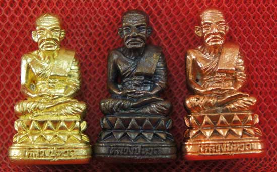 หลวงปู่ทวด พิมพ์บัวรอบ 3 องค์ เนื้อเปียกทอง เนื้อนวะ เนื้อสตางค์เเดง วัดในหาน อ.นอง อ.ทอง อ.สุภา ร่ว