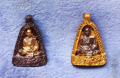 หลวงพ่อคูณ รุ่น กูให้รวย จอบเงิน - จอบทอง มาเป็นคู่ สวยๆ พร้อมกล่องเดิม ราคาเบาๆ