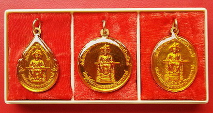 เหรียญพระแก้วมรกต 3 ฤดู ลงยา 3 สี ปี2524 พิธีมหาพุทธาภิเษกครั้งยิ่งใหญ่ในรอบ 200 ปี ราคาเบาๆ