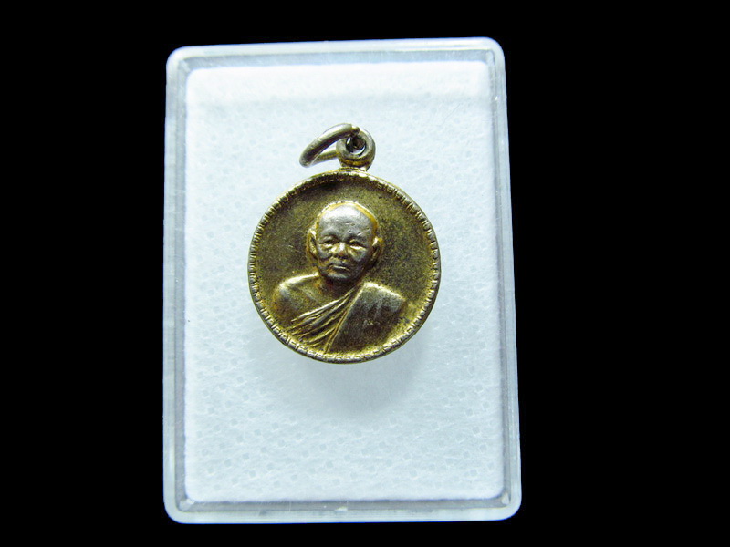 **เหรียญกลมเล็ก กะไหล่ทอง ปี 19 หลวงพ่อแพ วัดพิกุลทอง. เริ่ม20บาท/ C.160