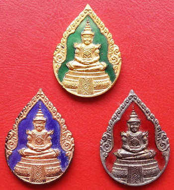 เหรียญพระแก้วมรกตลงยา 3 สี 3 กษัตริย์ ฉลองสิริราชสมบัติครบ 50 ปี ปี 39 ตอกโค๊ด พร้อมกล่องเดิม
