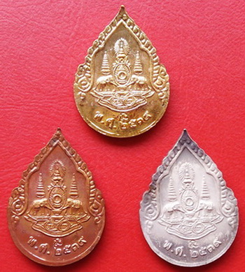 เหรียญพระแก้วมรกตลงยา 3 สี 3 กษัตริย์ ฉลองสิริราชสมบัติครบ 50 ปี ปี 39 ตอกโค๊ด พร้อมกล่องเดิม