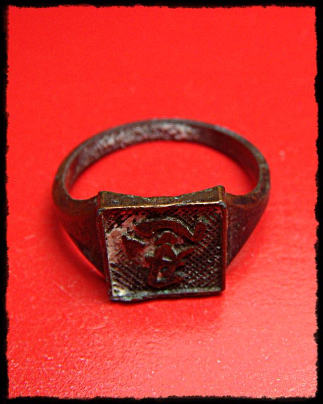 แหวนอักษรจีน ไม่ทราบที่ เบอร์นิ้วประมาณ 60 เก่า เคาะเดียวแดง