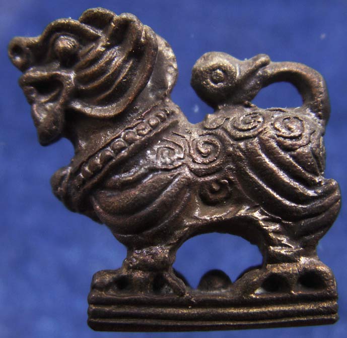 สิงห์รุ่นแรกฐานขีด หลวงพ่อสมชาย วัดปริวาสราชสงคราม พ.ศ. 2540 ตอกโค้ด ฐานยาว 1.5 ซ.ม. (3)