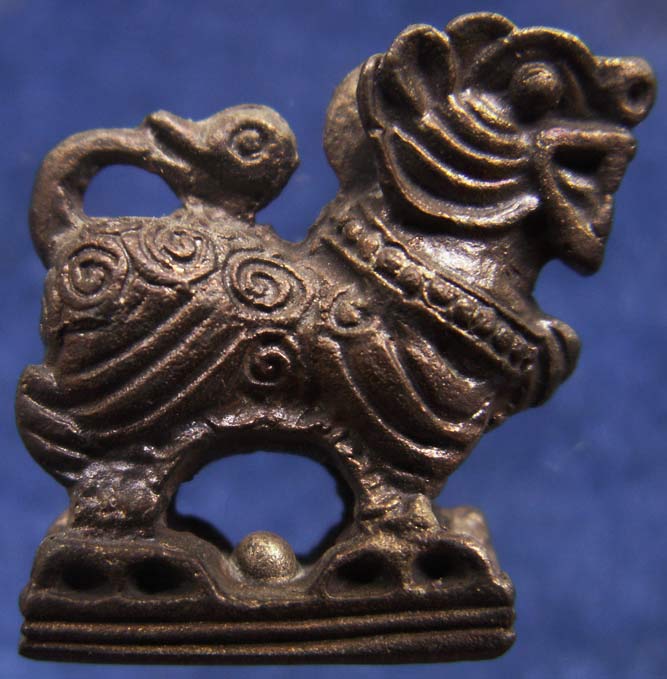 สิงห์รุ่นแรกฐานขีด หลวงพ่อสมชาย วัดปริวาสราชสงคราม พ.ศ. 2540 ตอกโค้ด ฐานยาว 1.5 ซ.ม. (3)