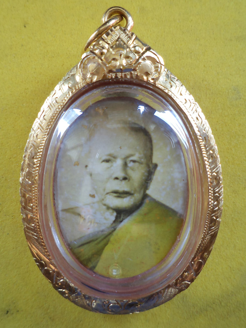 ล็อกเก็ตรุ่นแรกหลวงพ่อแดง+เลี่ยมทอง