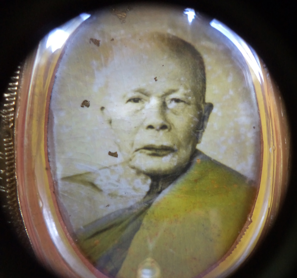 ล็อกเก็ตรุ่นแรกหลวงพ่อแดง+เลี่ยมทอง