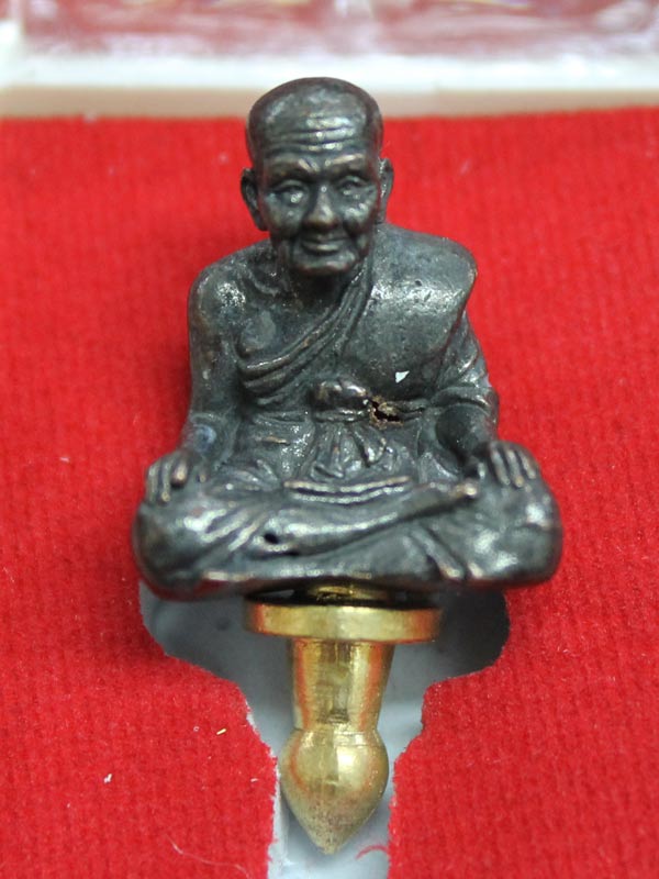 หลวงพ่อทวดพึ่งบุญบารมี พ่อท่านเขียว พิมพ์ยอดธง เนื้อทองแดง หมายเลข 1642