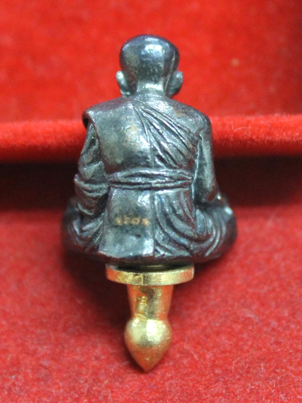 หลวงพ่อทวดพึ่งบุญบารมี พ่อท่านเขียว พิมพ์ยอดธง เนื้อทองแดง หมายเลข 1671
