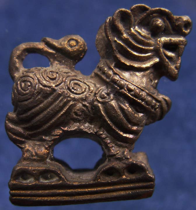 สิงห์รุ่นแรกฐานขีด หลวงพ่อสมชาย วัดปริวาสราชสงคราม พ.ศ. 2540 ตอกโค้ด ฐานยาว 1.5 ซ.ม. (1)