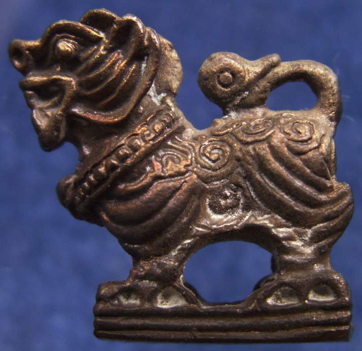 สิงห์รุ่นแรกฐานขีด หลวงพ่อสมชาย วัดปริวาสราชสงคราม พ.ศ. 2540 ตอกโค้ด ฐานยาว 1.5 ซ.ม. (1)