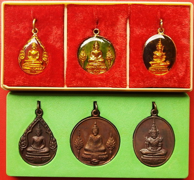 เหรียญพระแก้ว 3 ฤดู ลงยา 3 สี+ทองแดงรมดำ รวม 2 ชุด ปี24 พิธีมหาพุทธาภิเษกครั้งยิ่งใหญ่ในรอบ 200ปี