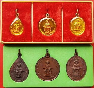 เหรียญพระแก้ว 3 ฤดู ลงยา 3 สี+ทองแดงรมดำ รวม 2 ชุด ปี24 พิธีมหาพุทธาภิเษกครั้งยิ่งใหญ่ในรอบ 200ปี