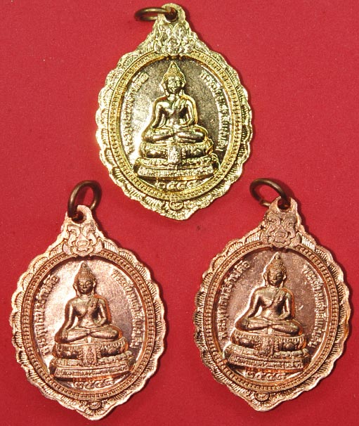 เหรียญครูบาบุญชุ่ม หลังพระเชียงแสนสี่แผ่นดิน ทองแดงผิวไฟ 2 กะหลั่ยทอง 1 เหรียญ วัดใจ เคาะแรก