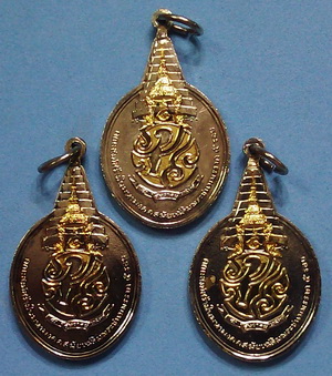 + เก็บทีเดียว 3 เหรียญ +.....พระชัยหลังช้าง ( กรรมการ ) กะหลั่ยเงินหน้าทอง 2กษัติย์ หายากมาก น่าสะสม