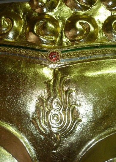 หน้าพระพุทธรูป ไม้แกะแผ่นเดียว ปิดแผ่นทองคำเปลว