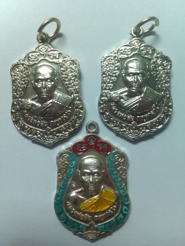 มาพร้อมกัน 3 เหรียญเสมาจิ๋ว หลวงพ่อสิน "เจริญพร 52" เนื้อเงินลงยา 3 สี +2 อัลปาก้า