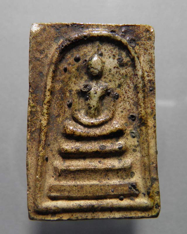 พระสมเด็จหลังรูปเหมือน ร.5 เก่าๆ ไม่ทราบที่ น่าจะเป็นพระพิธีดี แต่นึกไม่ออก