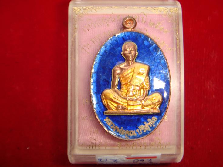รุ่นย้อนยุคสร้างบารมีปี19 ออกวัดใหม่อัมพวันปี54 เนื้อทองแดงลงยาสีน้ำเงิน เลข.823 สภาพสวยกริ๊ป
