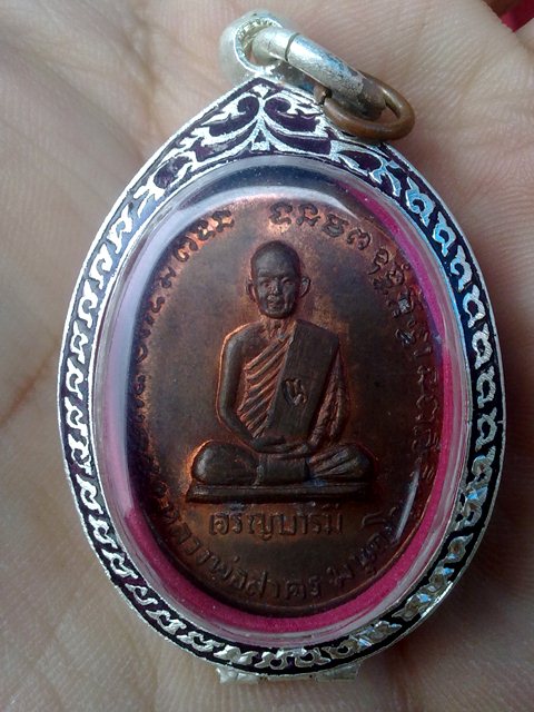 เหรียญเจริญบารมี หลวงปู่ทิม หลังหลวงพ่อสาครเนื้อทองแดงผิวไฟพร้อมตลับเงินสวยมากรอยเจิมแป้งยังอยู่ครับ